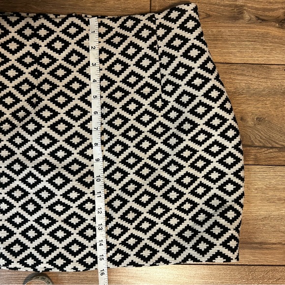 Zara | Aztec pattern white and black bodycon mini skirt size M - Picture 6 of 9